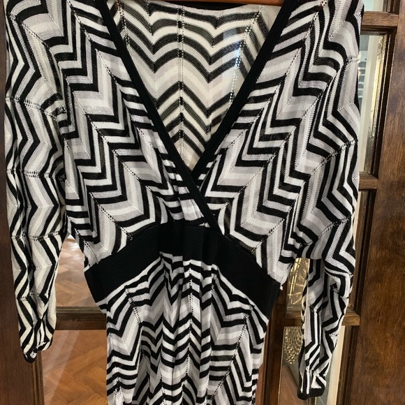 WHBM 98% Soft rayon chevron print blouse - Picture 2 of 4